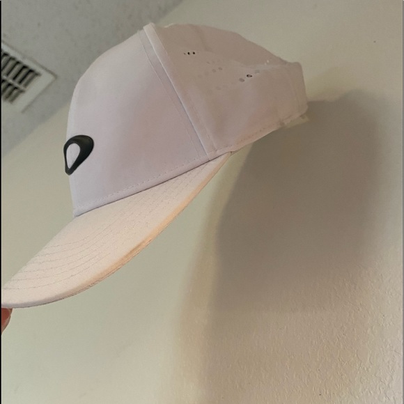🧢Oakey White Snapback Hat - Picture 3 of 8